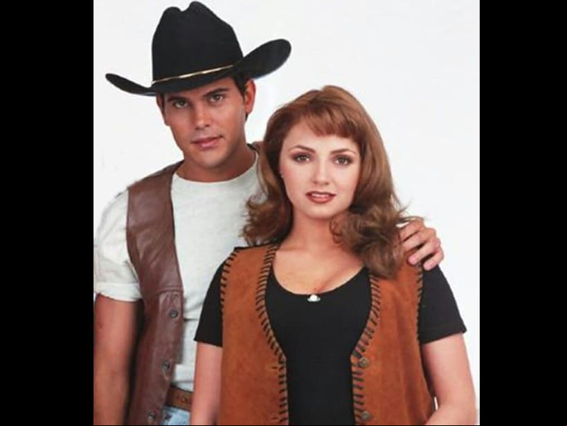 Luego de conocerse en la telenovela 'La Dueña' en 1995, Cynthia Klitbo y Francisco Gattorno protagonizaron un mediático romance por varios años, que incluso culminó en boda. "A Francisco le costó como 6 meses andar conmigo, yo tenía novio y yo decía ‘¿Qué le ven?’, y todo México moría por él, y me acabé enamorando hasta los dientes”, dijo la actriz en entrevista para el programa 'Confesiones' .