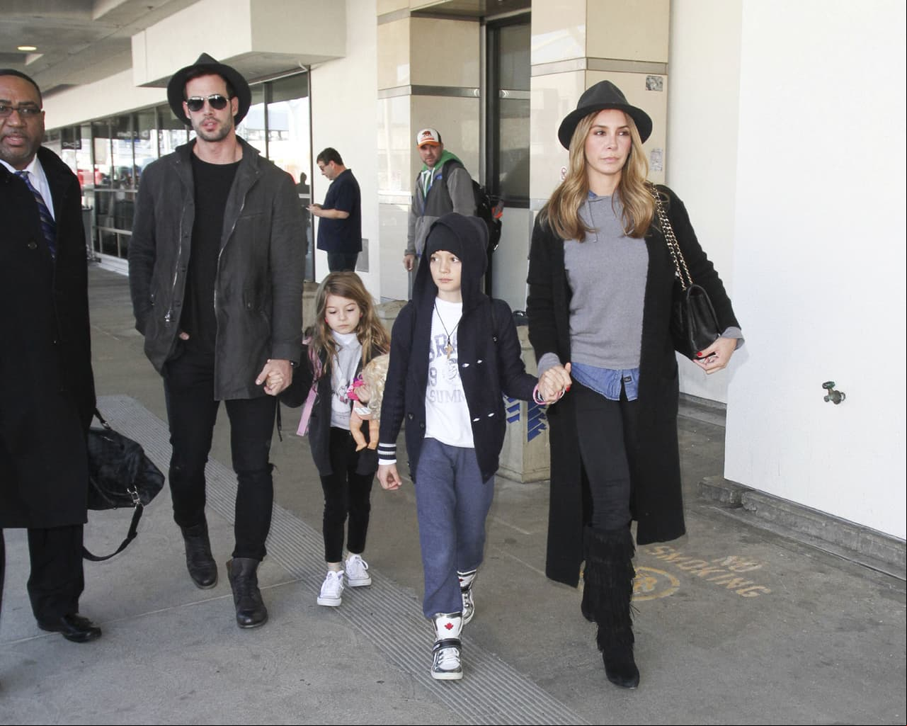Elizabeth Gutiérrez y William Levy con sus hijos