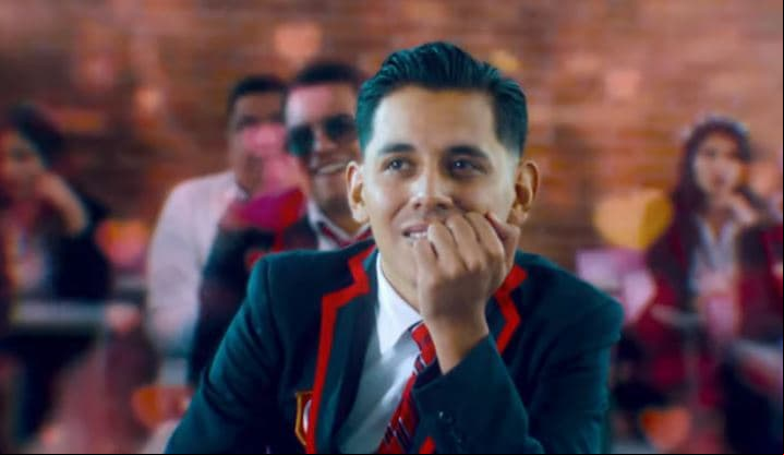 Tras revelar que es gay, vocalista de ‘Grupo Firme’ impacta con nuevo video con uniforme de ‘Élite’ y canción de OV7