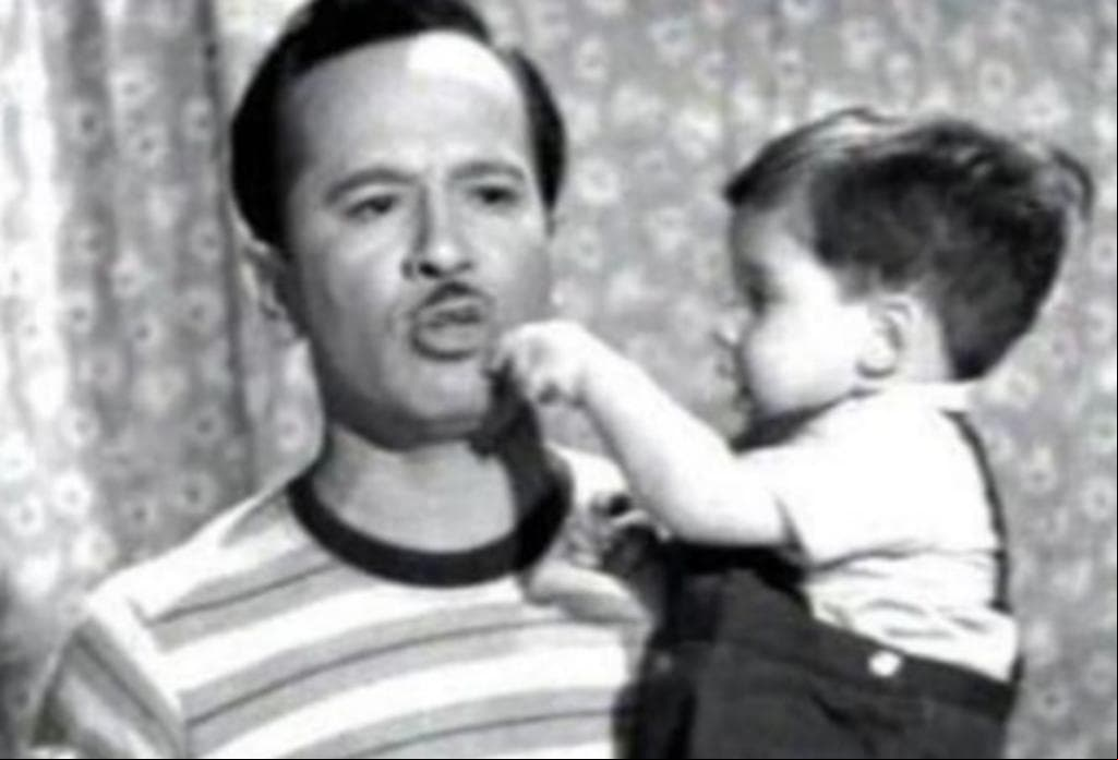 ‘Ustedes los ricos’ es una de las películas más emblemáticas de la época de Oro del Cine Mexicano, pues además de ser protagonizada por Pedro Infante y Blanca Estela Pavón, contó con la actuación de Emilio Girón Fernández, quien dio vida a ‘Torito’, hijo de ‘Pepe El Toro’ y ‘La Chorreada’. ¡Mira cómo luce ahora!