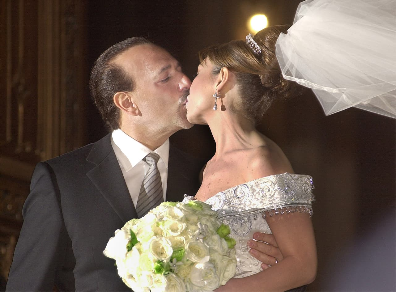 "Entonces el día que llega realmente la realidad me dice: 'oye, fíjate que me voy a casar, no digas nada porque es secreto' y ahí me enfrenté a Tommy Mottola, porque (...) no sabía quién era Mitzy como diseñador (...) Dijo: 'De ninguna manera, te lo va a hacer, mira, te lo va a hacer Christian Dior", narró el modisto de origen michoacano.