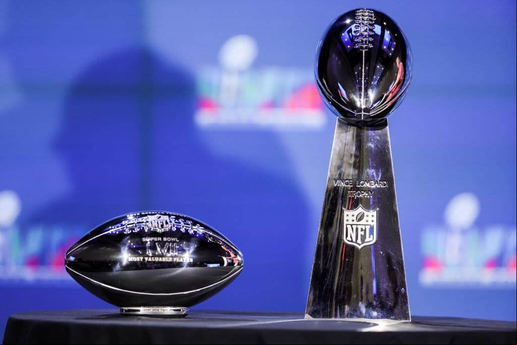 El trofeo Vince Lombardi en exhibición.