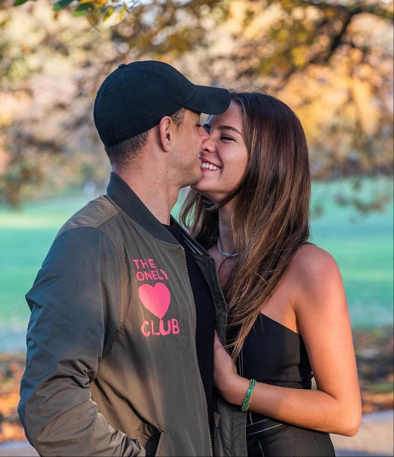 Esposa de ‘Chicharito’ muestra la cariñosa reacción de Noah con su pancita de embarazo