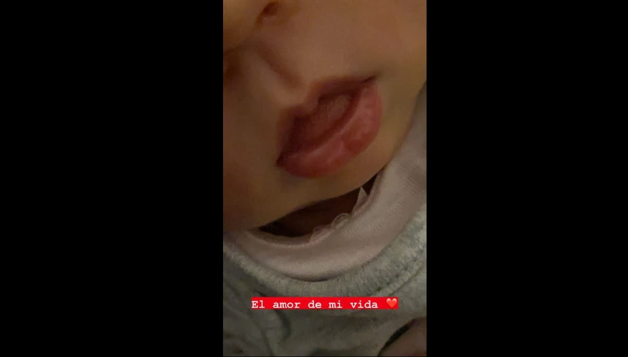 Thuany Martins presume el rostro de su bebé.