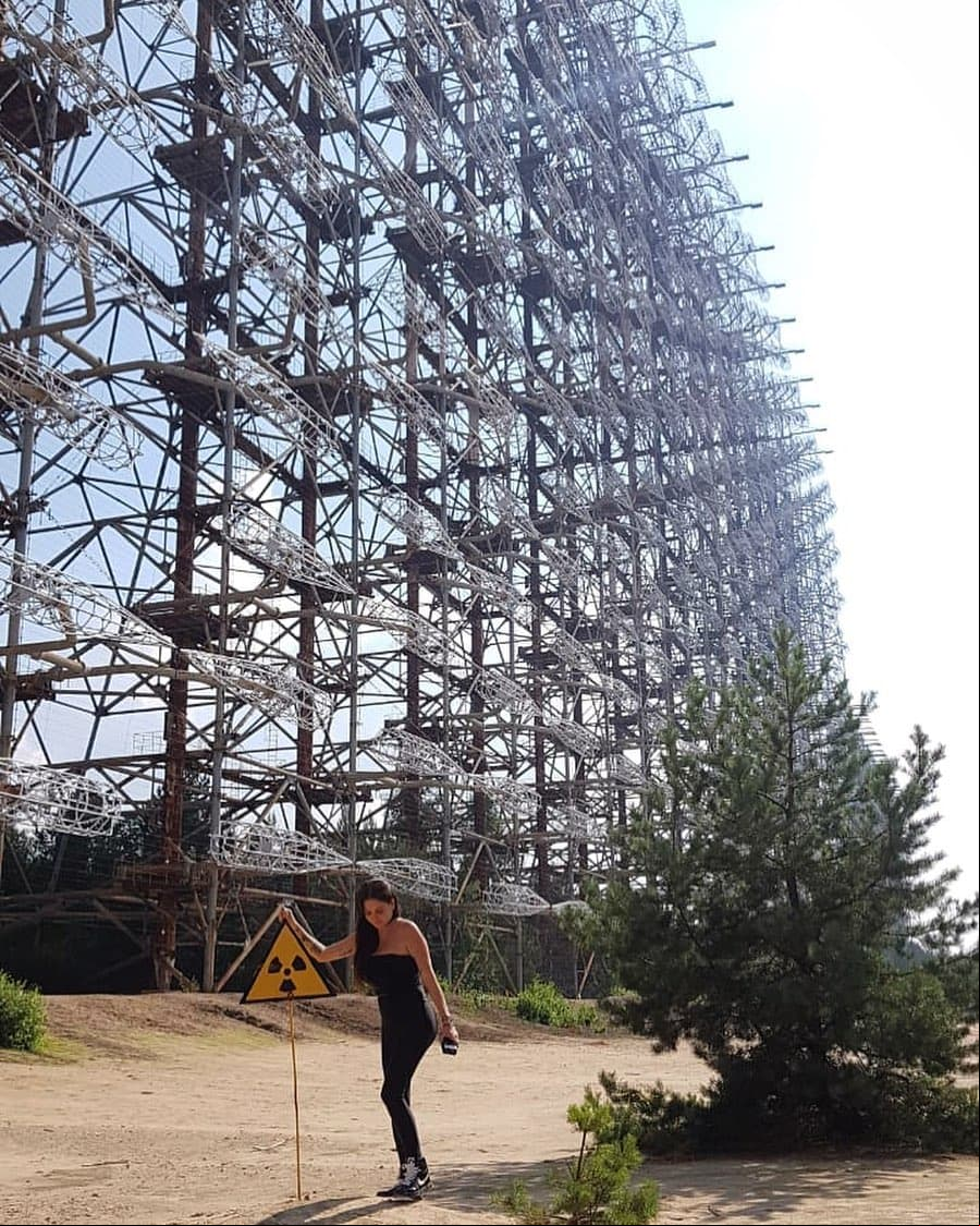 La hija del rockero posando en las inmediaciones de Chernóbil en un paseo por esa región ucraniana.