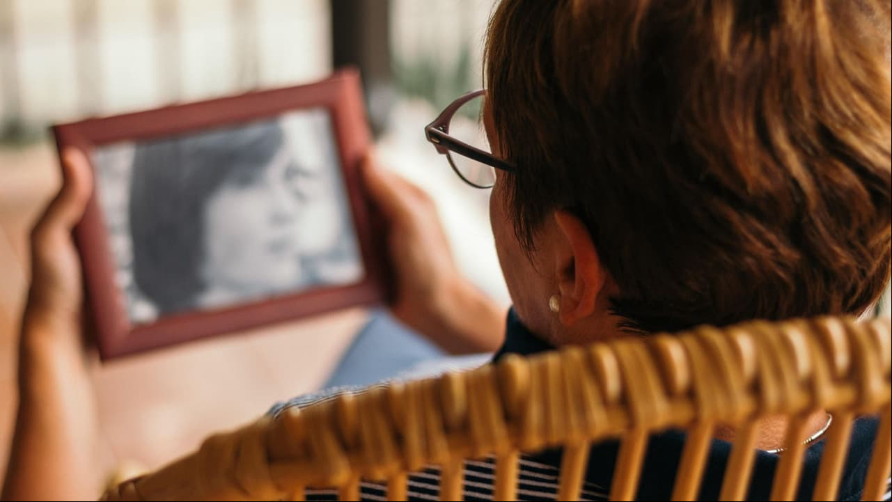 Abuelita con Alzheimer entra a cirugía creyendo que le harán una liposucción pero su familia la engaña