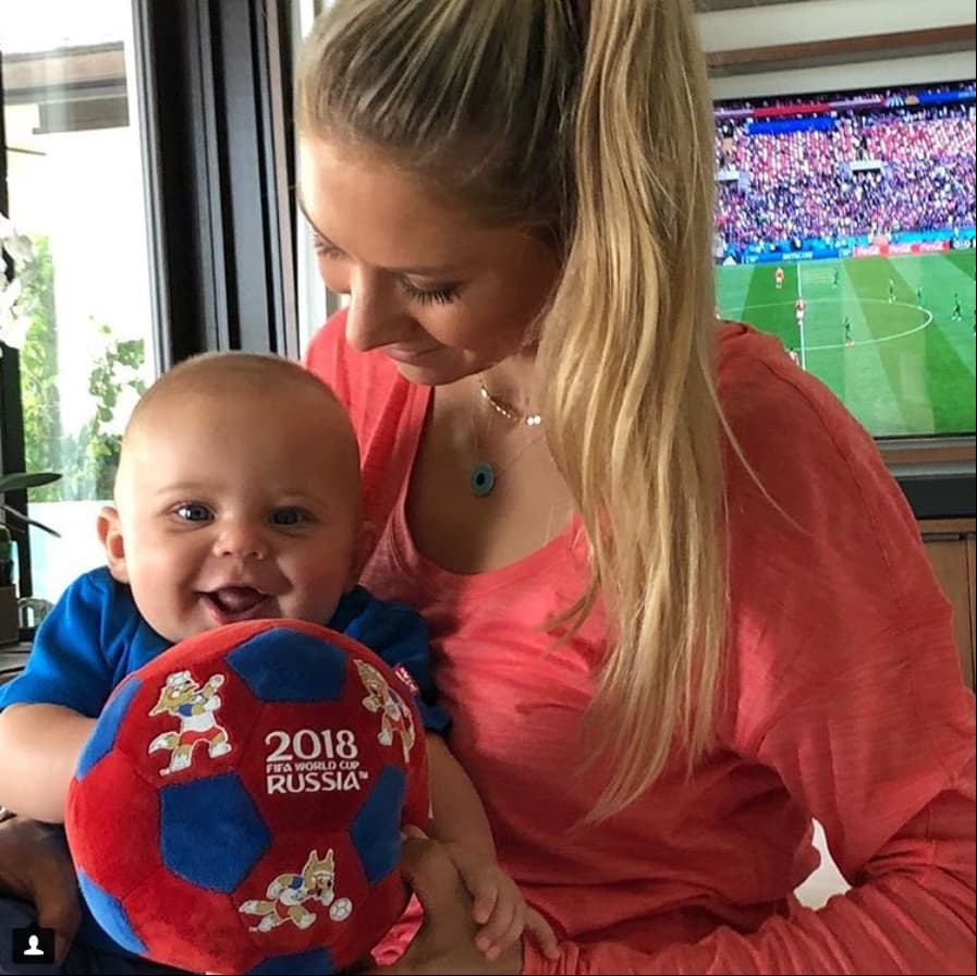 Anna Kournikova apoya a Rusia en compañía de su bebé
