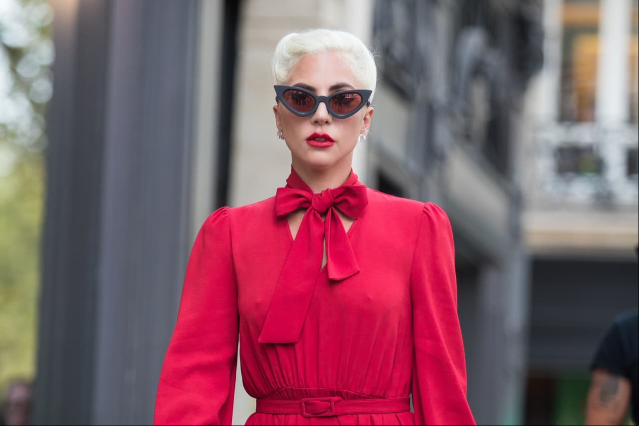 El espectacular look rojo de Lady Gaga que todas quieren imitar