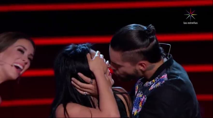 Maluma besa a participante de La Voz... México