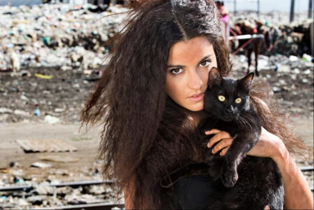 “Esmeralda” (Marte Perroni / La Gata) Desde pequeña fue criada por Doña Rita, quien la obligaba a pedir limosna y mendigar comida para sobrevivir, lo que forja su carácter fuerte y rebelde. Cuando se convirtió en mamá la situación fue dura ya que no tenía dinero para comprar leche ni pañales, pero nunca se dio por vencida. Este melodrama se reestrena el próximo 2 de mayo a las 2:15 p.m., solo por Tlnovelas.