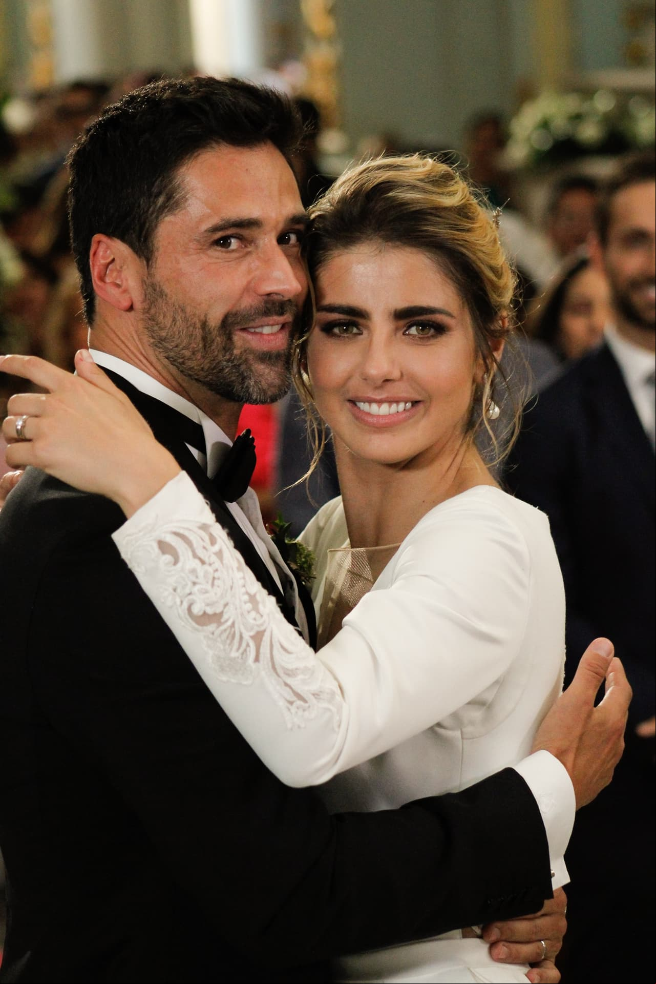 La telenovela "La Herencia" terminó transmisiones este viernes con la tradicional boda de los protagonistas. Aquí, en exclusiva, te mostramos algunas imágenes de cómo se grabó este gran momento.