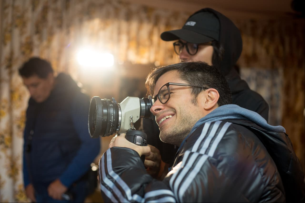El actor y director mexicano Gael García en el set de la cinta Chicuarotes.