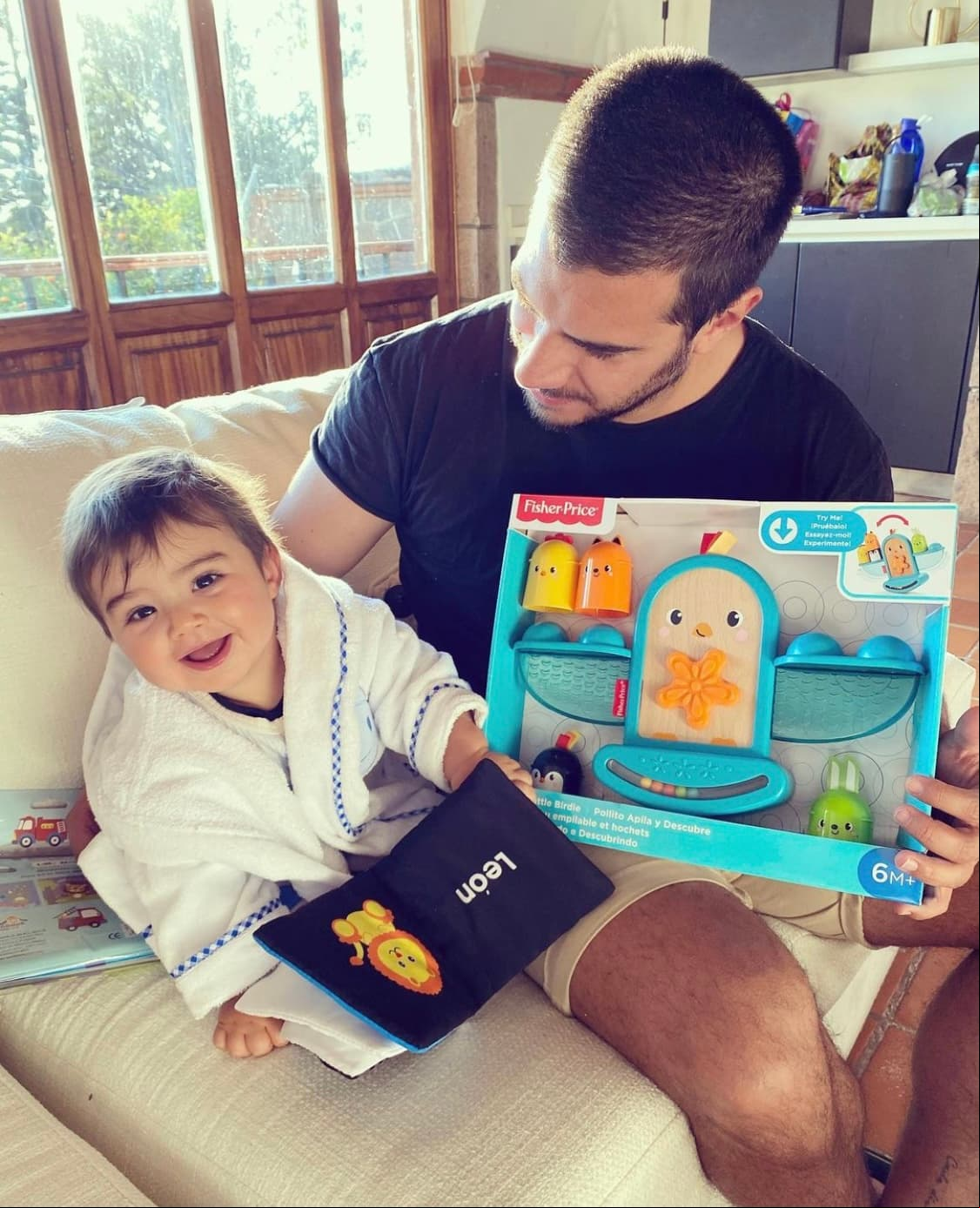 Mientras que en la primera imagen, Torre posa junto a su pequeñ, en la segunda diapositiva que compartió se puede ver a su marido, el empresario Héctor Salazar junto a su pequeño Diego y los regalos que este recibió.