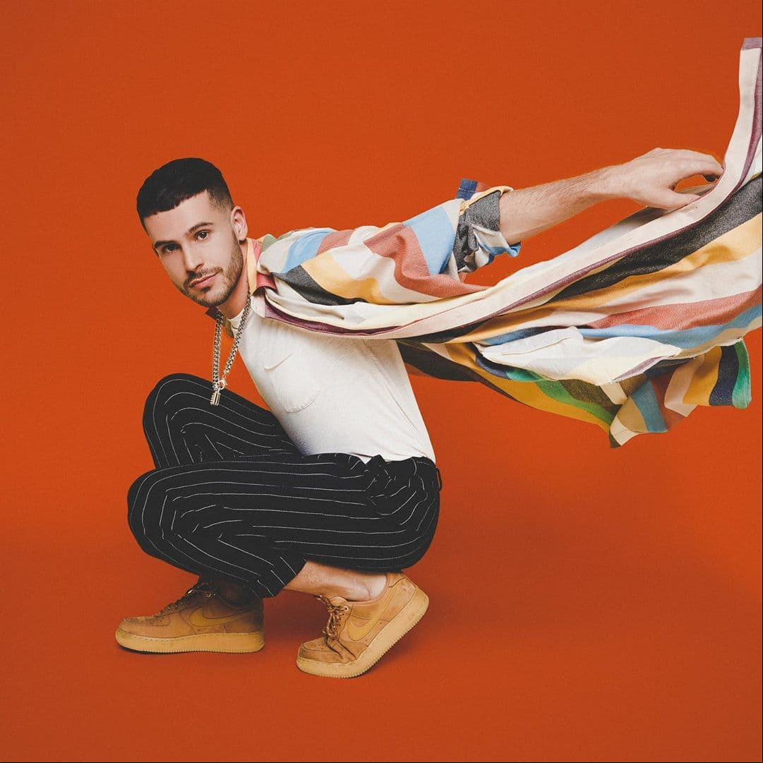 Jaime Kohen es un cantautor que ha mantenido su perfil bajo, pero desde su segundo album ha dejado muy claro quién es. Para este Día Internacional contra la Homofobia, la Transfobia y la Bifobia, el cantante compartió un video donde contó su experiencia y cómo al principio de su carrera le impidieron decir que es gay para evitar que perdiera fans. Él se rebeló y eso le ha permitido, dice, ser libre y feliz.