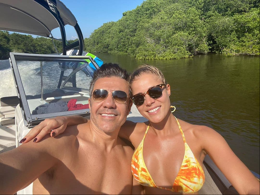 Aunque los rumores de una relación entre los famosos comenzaron a circular, fue hasta el 22 de septiembre del mismo año que ambos confirmaron su noviazgo.