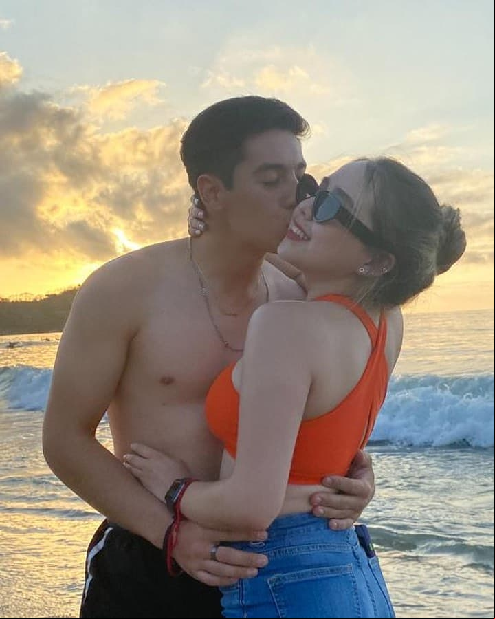 El cantante reveló varias imágenes de su viaje a la playa con su novia y compartió amorosas dedicatorias por la celebración de un mes más de novios. "Mi lugar favorito con mi persona favorita".
