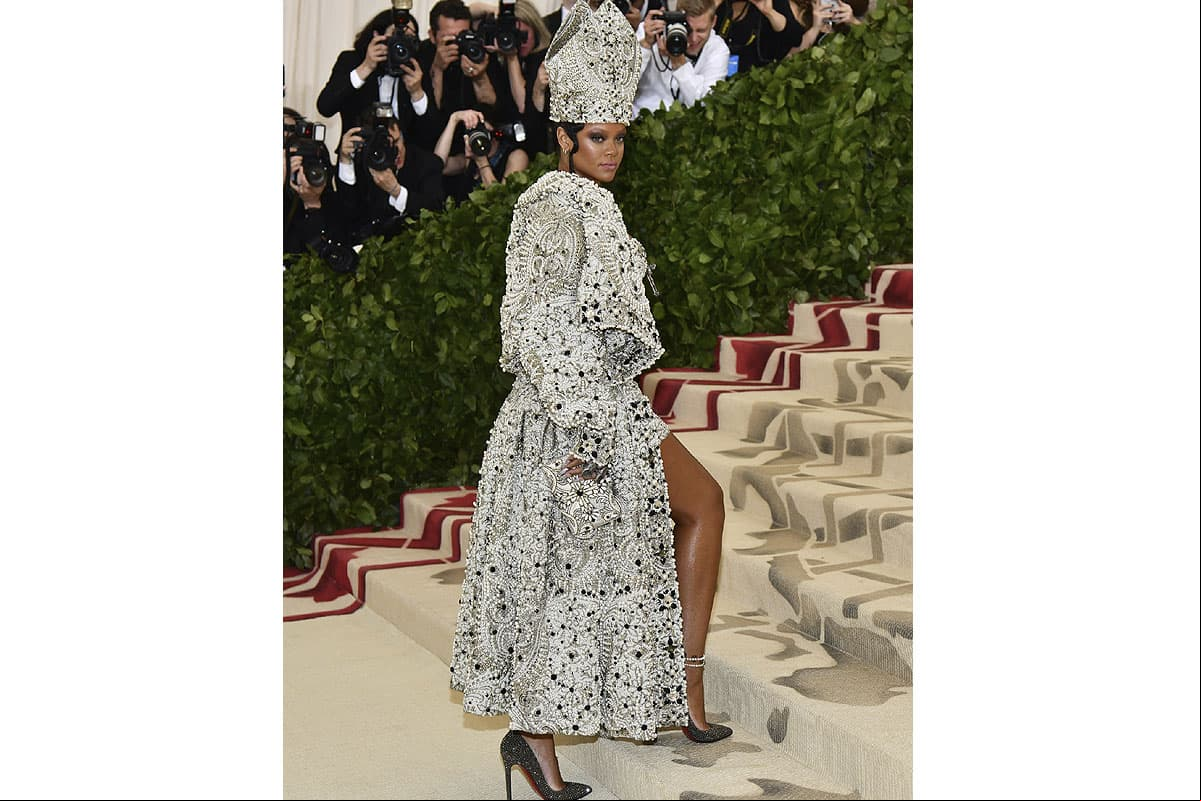Rihanna apareció con un modelo del diseñador Margiela