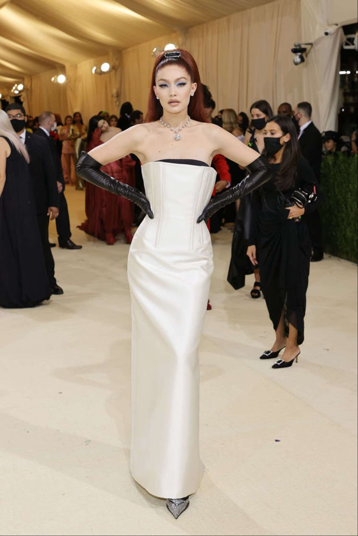 Gigi Hadid cautivó con un vestido monocromático de Prada. El atuendo sobresalió por los elegantes guantes de cuero y por su llamativo collar de diamantes.