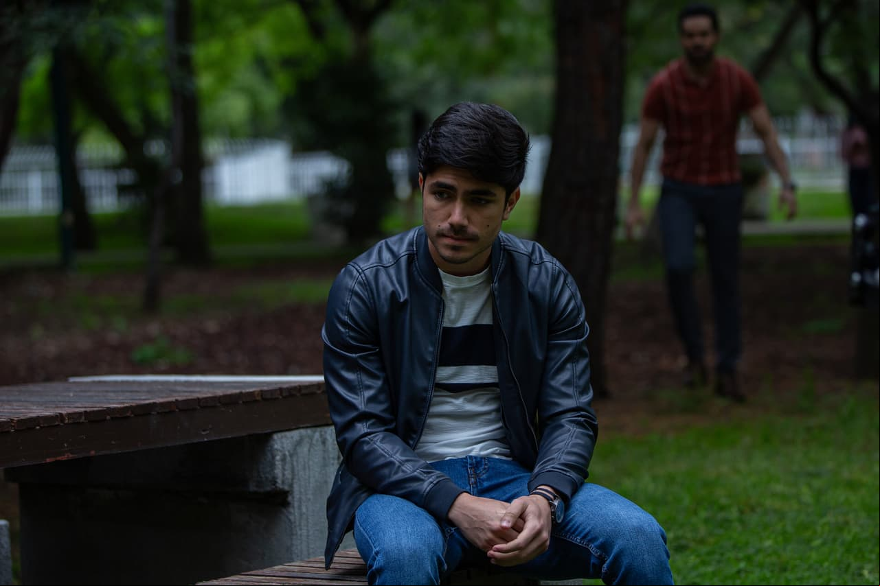 En "La Mexicana y el Güero", 'Sebastián' cita a 'Diego' para reclamarle por haberle dicho a 'Marcia' que eran pareja.