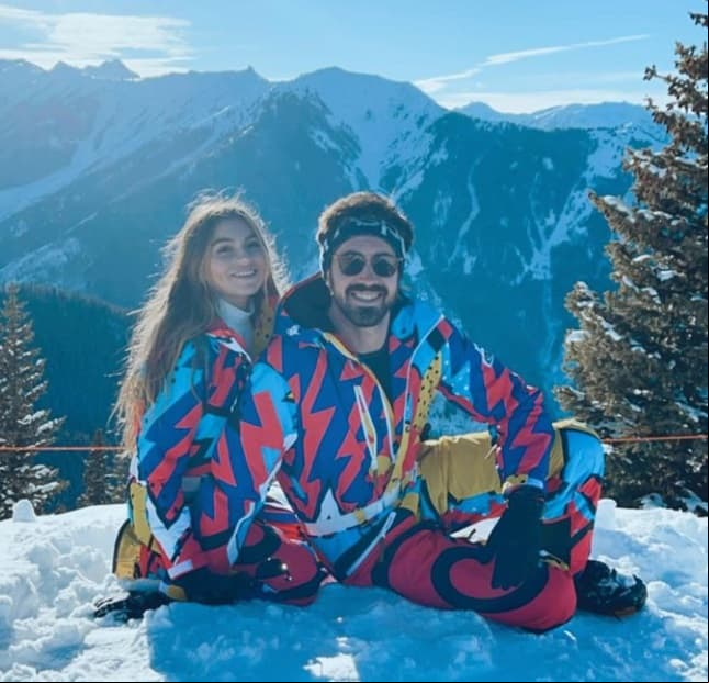 Una de las primeras en compartir fotografías de sus vacaciones fue Sofía Castro, quien además de estar acompañada por sus hermanas y su madre, contó con la presencia de su novio Pablo Bernot, quien lució atuendos igual de costosos e incluso se coordinaron.
