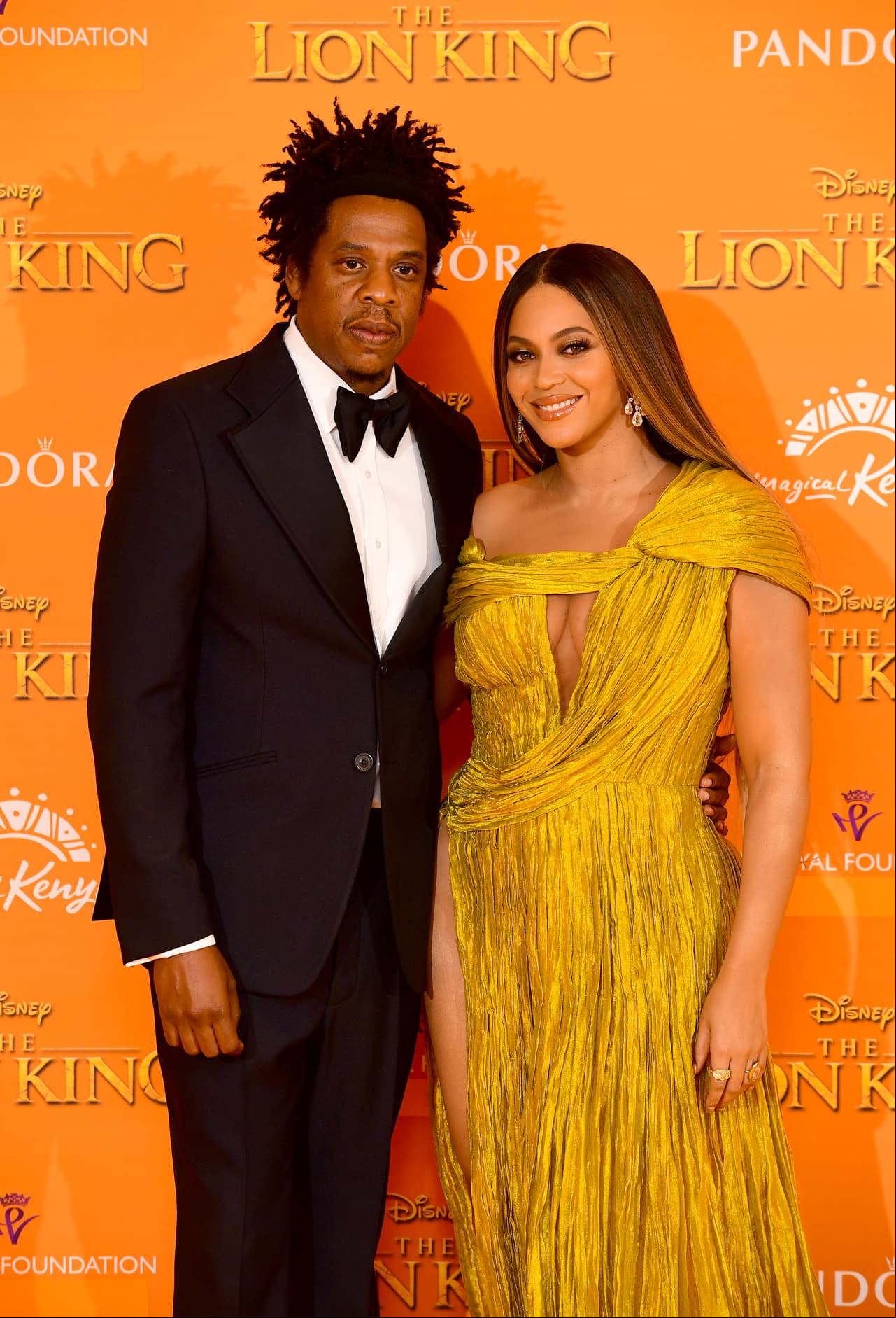 Aunque nunca se ha revelado la identidad de la supuesta mujer con la que Jay Z engañó a Beyoncé en el 2014. Los rumores sobre dicho engaño tomaron fuerza cuando en ese año, tras el evento del MET Gala, Solange Knowles fue captada golpeando furiosa a su cuñado mientras la misma Beyoncé observaba la pelea.
<br>
<br>En las cámaras del elevador, se puede ver como la también cantante patea y agrede fuertemente al marido de su hermana mientras la cantante de “Single Ladies” se hace un lado y decide no tomar partido en la pelea. Dos años más tarde se confirmó la crisis por la que el matrimonio pasó cuando Beyoncé publicó el disco “Lemonade”, en el cual la cantante habla en repetidas ocasiones de su resentimiento al padre de su hija, lo mucho que se arrepentía de haber aceptado su anillo de compromiso y la famosa frase, “Él debería hablarle a Becky, la del cabello lindo”. 
<br>
<br>Un año más tarde el rapero confirmó su infidelidad en su álbum “4:44”. Posterior a esto, el esposo de Beyoncé itió que fue gracias a terapia de pareja e individuales que la pareja pudo rescatar su matrimonio y darse una segunda oportunidad.