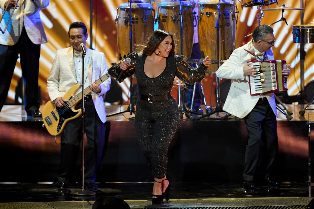 Chiquis Rivera nos puso a bailar interpretando con Los Ángeles azules: 'El listón de tu pelo'. 
<br>
<br>Por su parte, Gil Cerezo y Ulises Lozano de Kinky cantaron 'Mis sentimientos' y Gloria Trevi cerró el show con 'Cómo te voy a olvidar'.