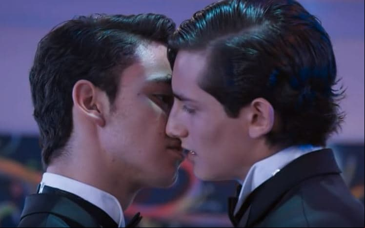 El momento más esperado llegó, 'Aris' y 'Temo' se dieron su primer beso durante su baile de graduación.