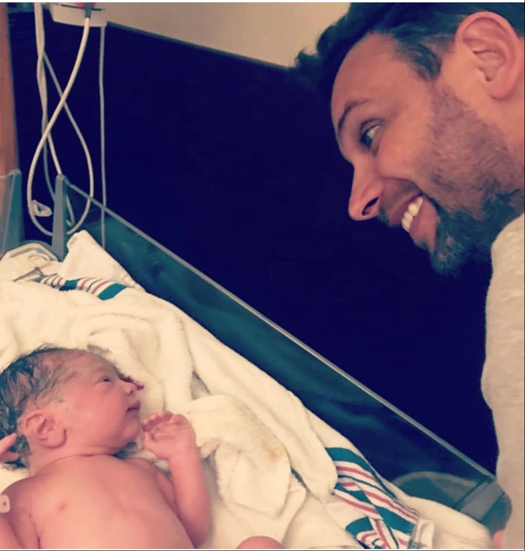 Por su parte, Borghetti también utilizó sus redes para rememorar el nacimiento de su tercer hijo, pues además de Gia es padre de Santino, fruto de la relación que mantuvo con Grettell Valdez en el pasado, y aprovechó para agradecer a Ramírez por "cocinarlo tan bien".