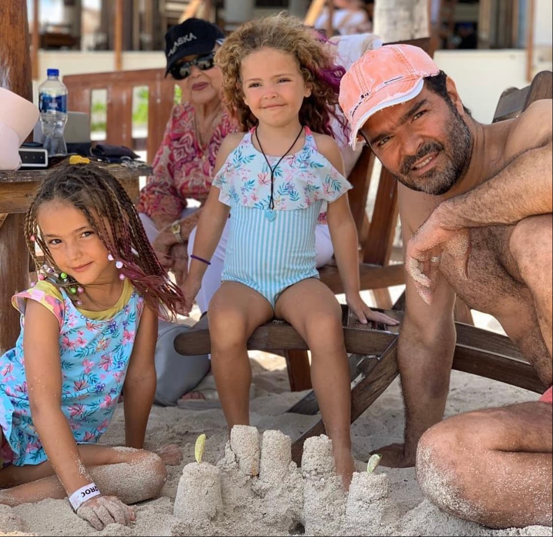 Dos años después, el 24 de mayo de 2014, llegaría Daniela, quien hoy tiene seis años y es la adoración del cantante. En cuanto a su relación con la madre de la pequeña, en octubre de 2018 confirmaron su divorcio.