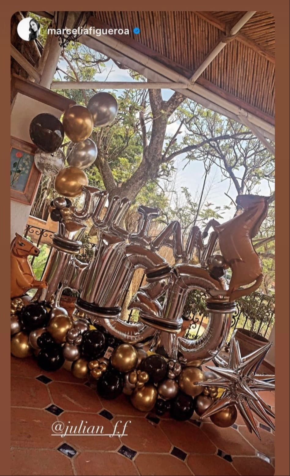 Sin embargo, Julián también recibió su propio arreglo de globos al igual que su primogénito. Este fue armado en color plateado, dorado y negro.