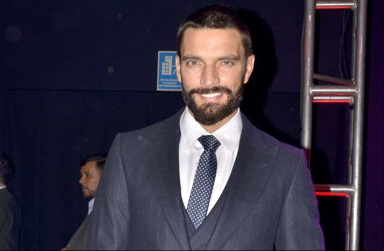 Julián Gil es criticado por comer en el lugar que agasajó al presidente venezolano