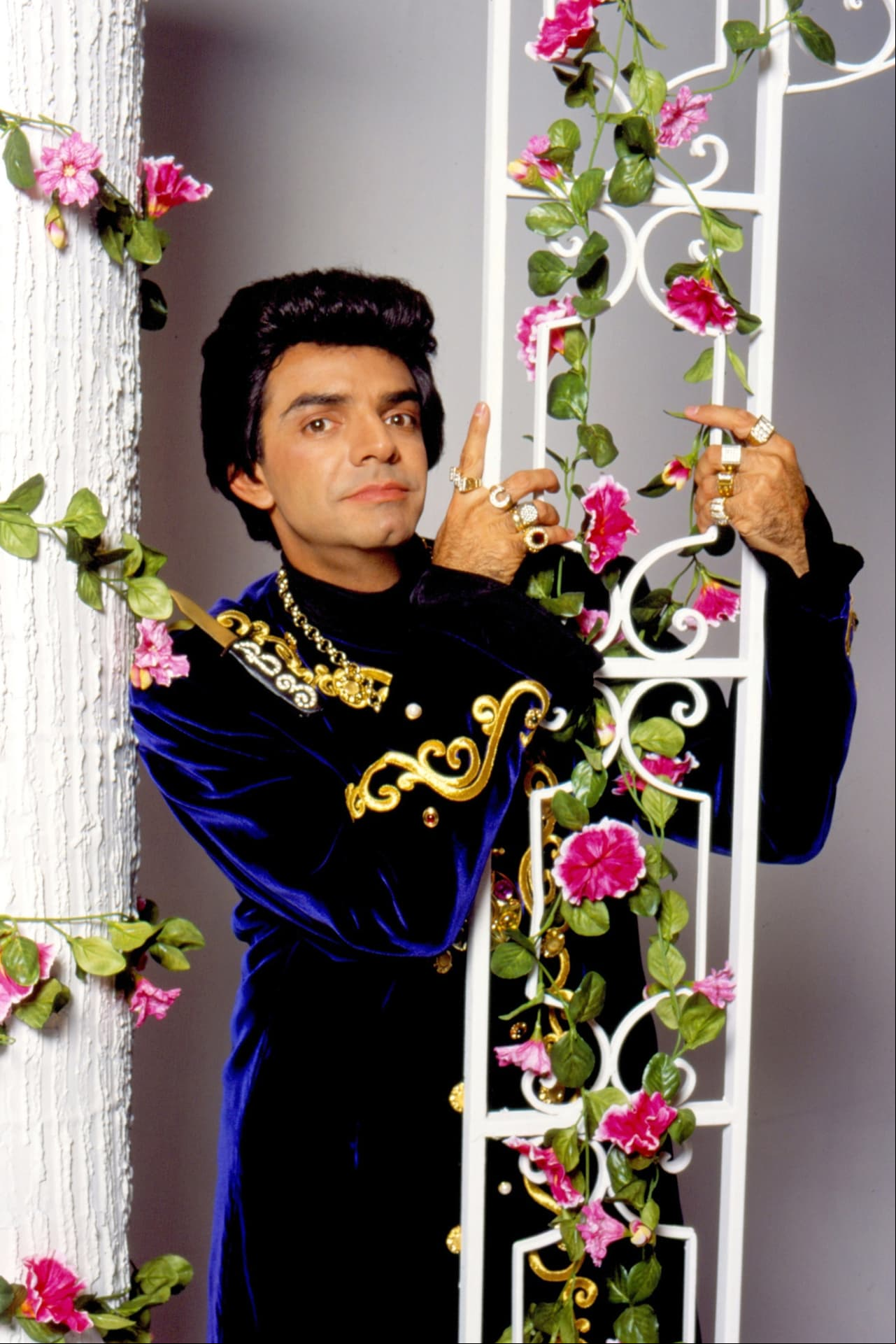 Julio EstebanEste personaje era el mejor para resolver los problemas amorosos. Creado hace casi 30 años como homenaje al astrólogo Walter Mercado, Julio leía las cartas que que incluían palabras correspondientes a su invitado o alguna fecha que se celebre. Siempre que daba esos curiosos consejos los interrumpía para decir un chiste, el cual no causaba humor a la persona con la que estuviera. ¿Recuerdas su famosa frase al despedirse?: “Te mando todo... todo... lo que me sobra”.