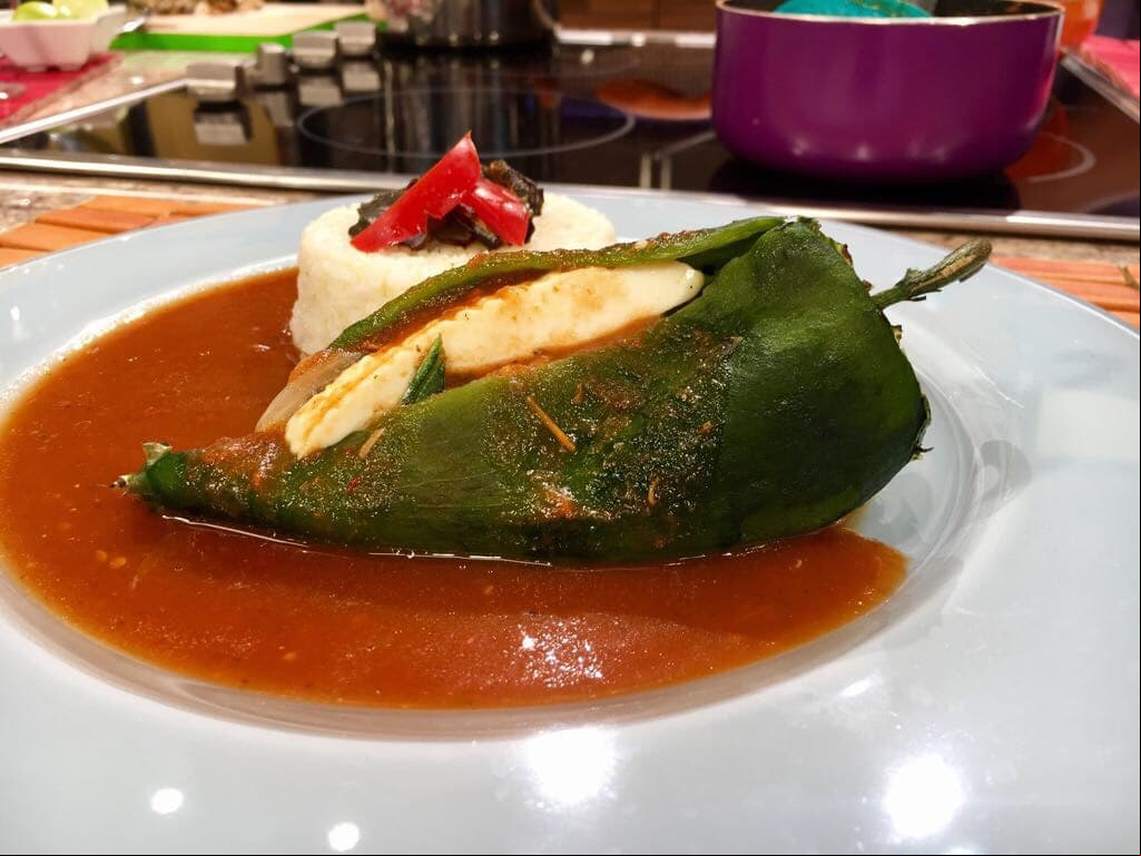 Cocina chile relleno de a en jitomate / jugo de piña