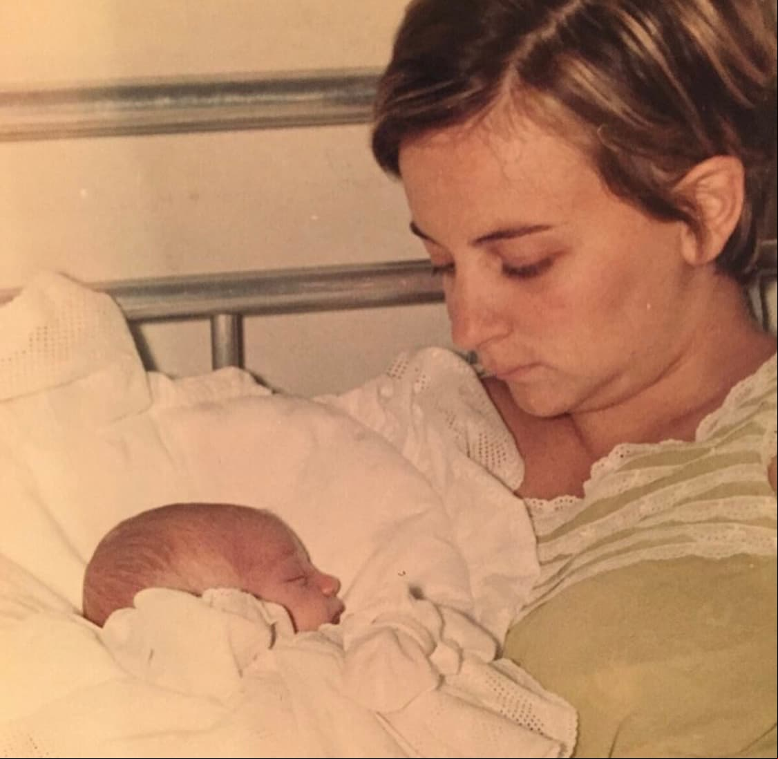 Sin embargo, esta no es la primera vez que Vacchi muestra cómo lucía cuando era niño, ya que esta foto que data del día su nacimiento en brazos de su madre, puede ser encontrada en su perfil.