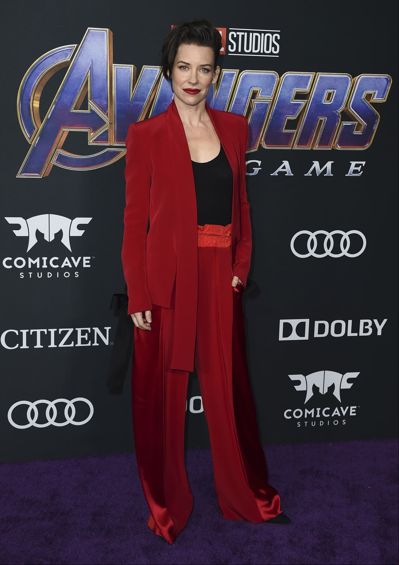 Evangeline Lilly lució muy elegante con un traje de seda roja de Denis Gagnon.