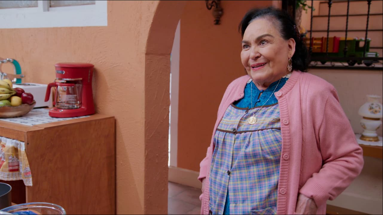 'Doña Magos' sabe que 'Natalia' es una buena mujer, así que se le acerca para presentarse oficialmente.