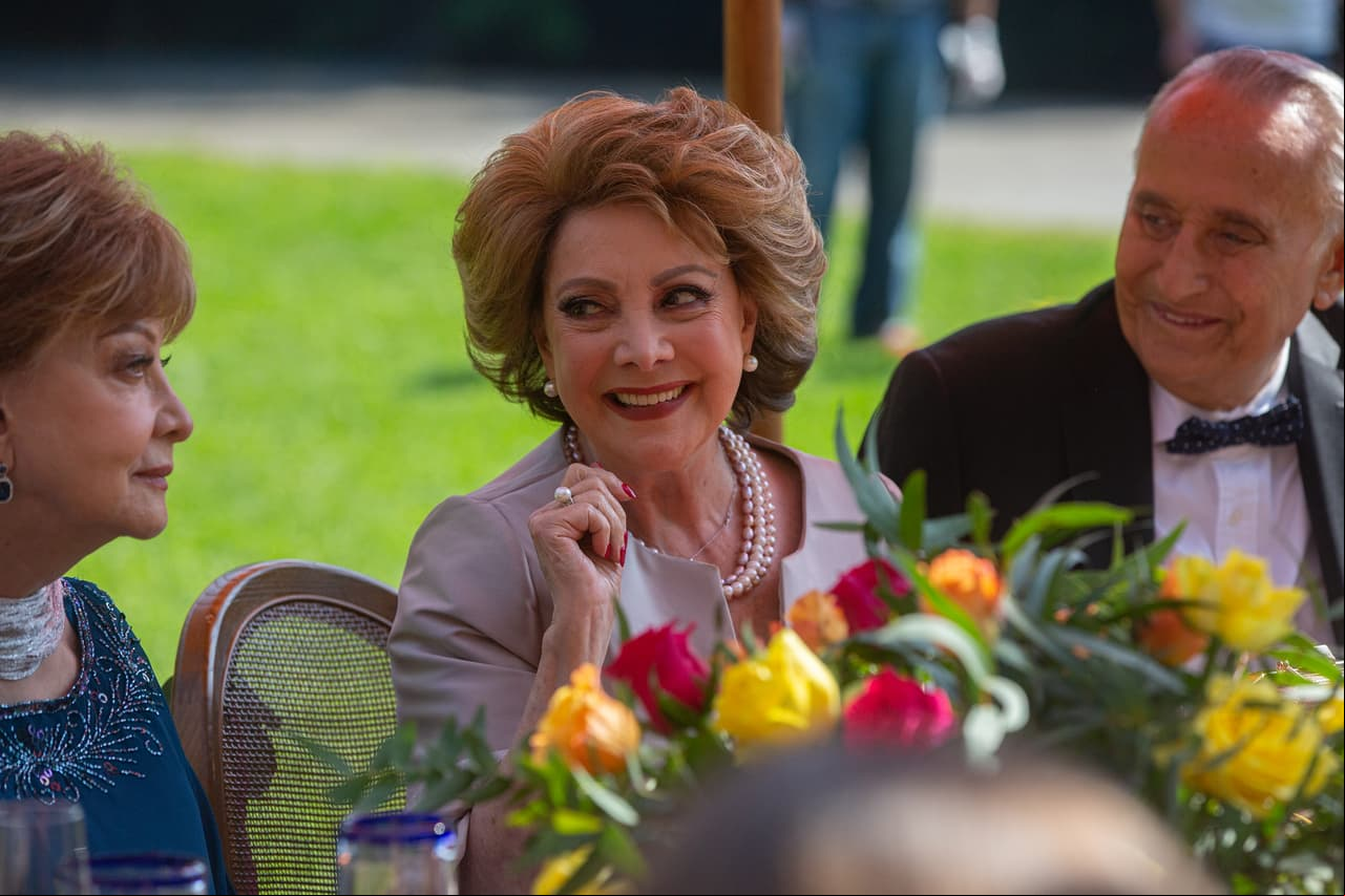 Durante la fiesta, 'Maty' (Jacqueline Andere) anunció que 'Jaimito' (Patricio Castillo) ya le compró su tan anhelada casa en la playa. ¡Una margarita para celebrar!