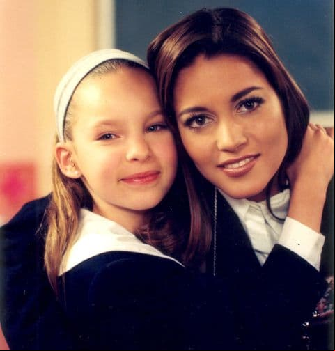 Belinda comenzó su carrera en la televisión protagonizando Amigos por Siempre en el año 2000.