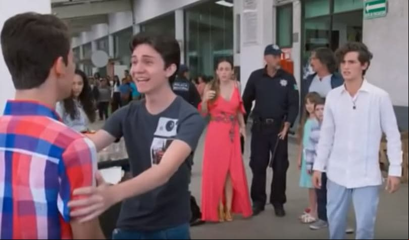 Cuando está a punto de irse, 'Temo' es sorprendido por 'Aris' y 'Diego' en la terminal de autobuses para pedirle que no se vaya.