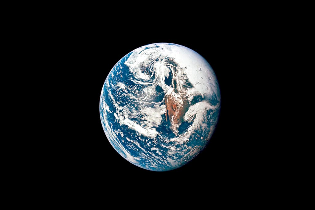 Esta foto del 18 de mayo de 1969 proporcionada por la NASA muestra la Tierra desde una distancia de 36,000 millas náuticas fotografiada desde la nave espacial Apolo 10 durante su viaje translunar hacia la Luna. En marzo de 2021, la agencia espacial estadounidense anunció que las nuevas observaciones del telescopio han descartado cualquier posibilidad de que el asteroide Apophis colisione con la Tierra en 2068.