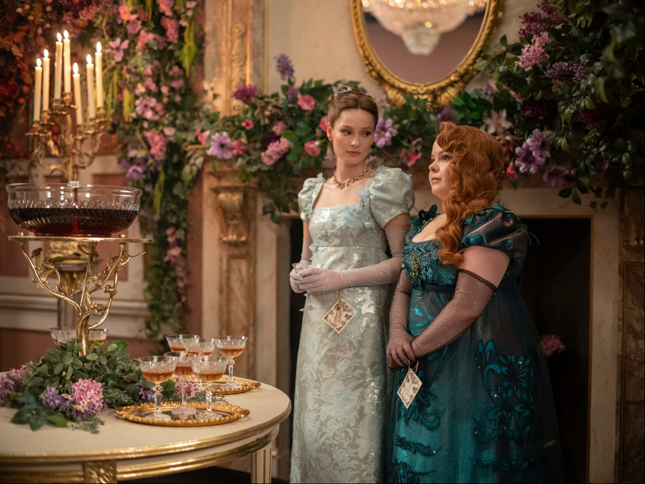 Bridgerton. (L to R) Hannah Dodd as sca Bridgerton, Nicola Coughlan as Penelope Featherington in episode 301 of Bridgerton. Cr. Laurence Cendrowicz/Netflix © 2024
