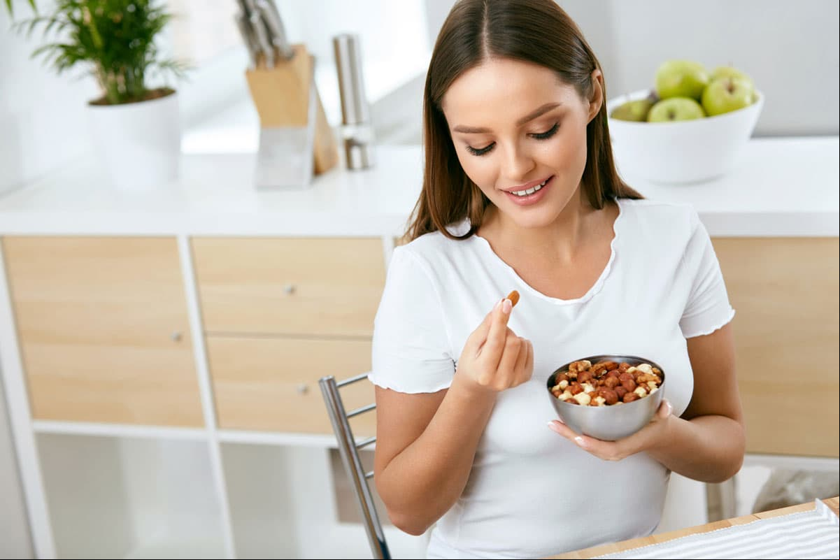 Las botanas pueden ser saludables si haces una buena elección. “En el grupo de las oleaginosas están las semillas como nueces, almendras, cacahuates, pepitas tostadas, semillas de girasol, pistaches y piñones. Por otro lado está la fruta deshidratada como los arándanos, dátiles, ciruelas pasas. La porción ideal es un puño, como tienen una cantidad de grasa lo importante es no excederse”, declaró.