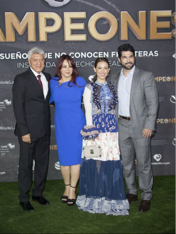 La directora Lourdes Deschamps acompañada de su esposo Jesús Ramírez y los actores Claudia Lizaldi y Arturo Carmona