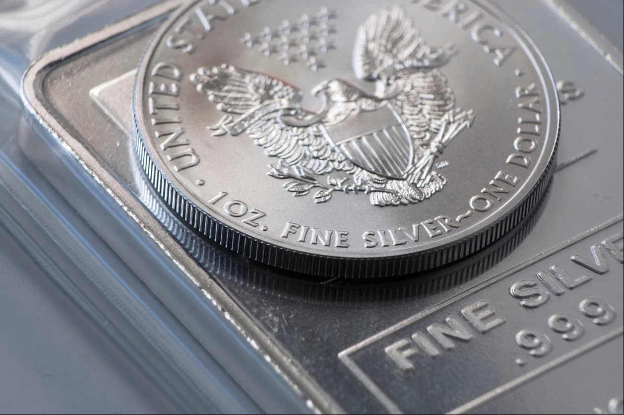 Tocar una moneda de plata, sin importar su denominación, es la forma más rápida que tiene un Cáncer para romper toda la energía negativa que le rodea. El o de sus manos con el metal tienen un gran poder sanador y energético.