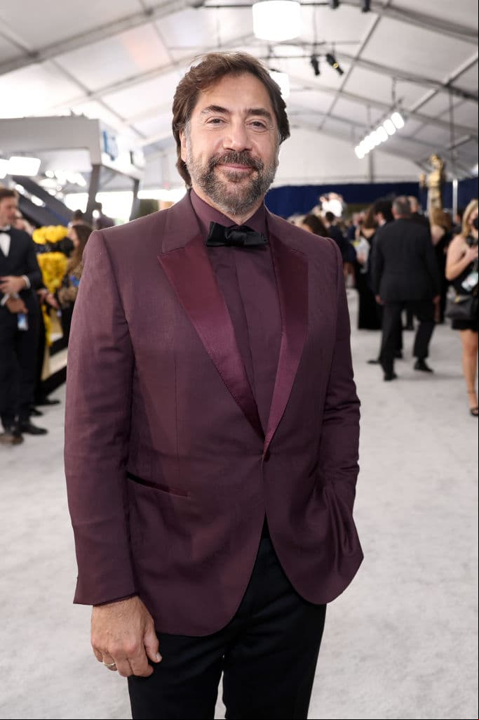 Javier Bardem apareció enfundado en un traje de tono tinto.