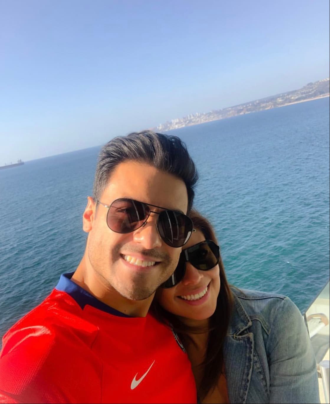 Carlos Rivera ha hablado en varias ocasiones de la estrecha relación que tiene con su hermana Norma. Sin embargo, poco se ha documentado de quién se trata y del gran parecido que guarda con ella. A continuación, te la presentamos.