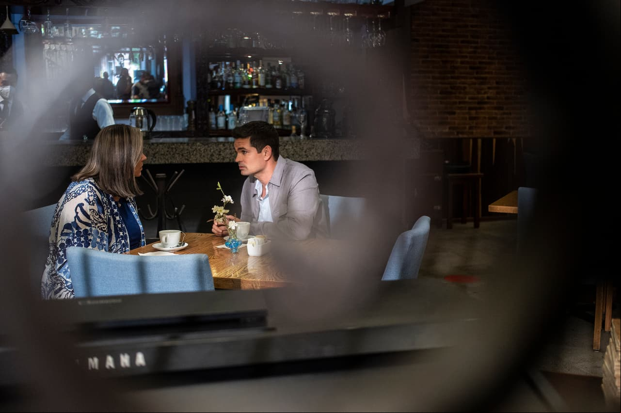 En "Vencer el Pasado", 'Brenda' cita a 'Javier' para decirle que ha aceptado heredarle en vida para que pueda regresar a Biogenelab.