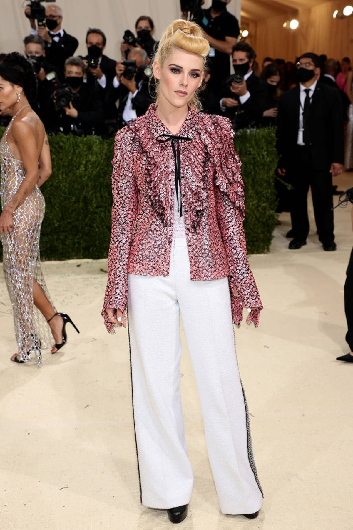 Fiel a su estilo, Kristen Stewart desfiló por la red carpet luciendo un conjunto de Chanel.