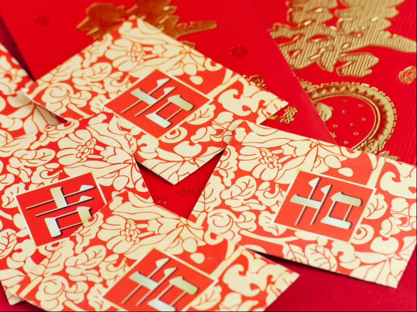 El sobre rojo, decorado con símbolos de buena fortuna y prosperidad, es ideal para llevarlo en tu cartera o ponerlo en el sector sureste de tu casa u oficina. Coloca una moneda china en él.