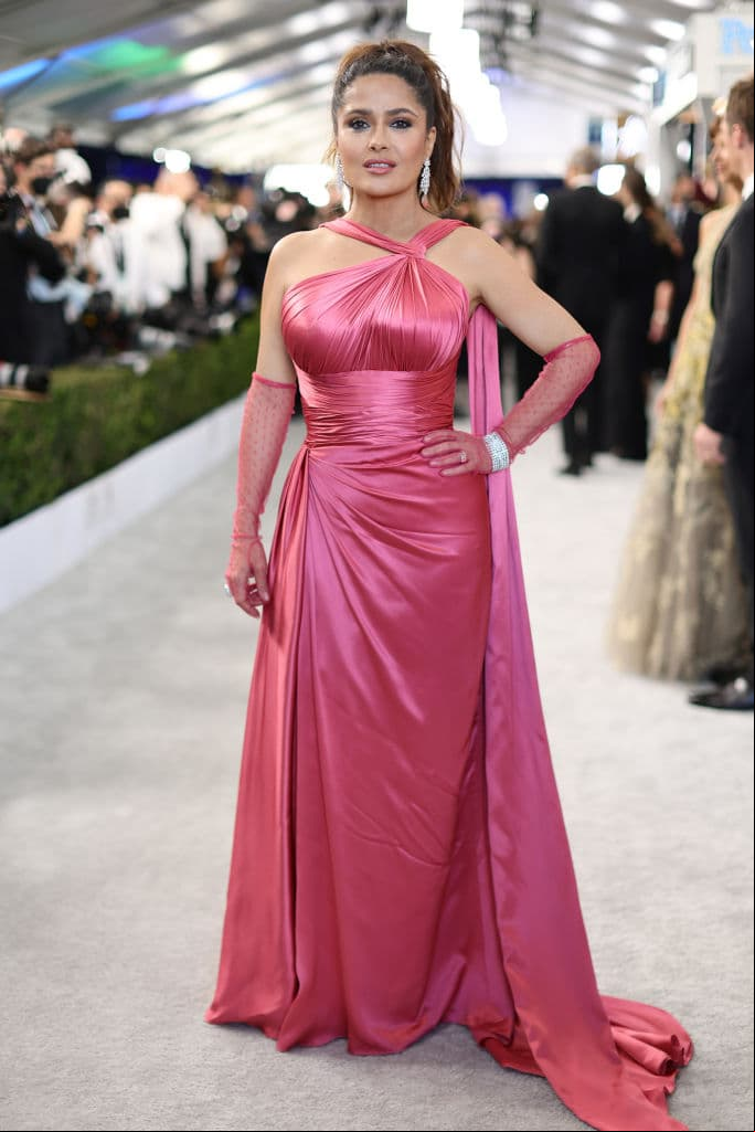 Salma Hayek lució un espectacular vestido color salmón de la firma Gucci.